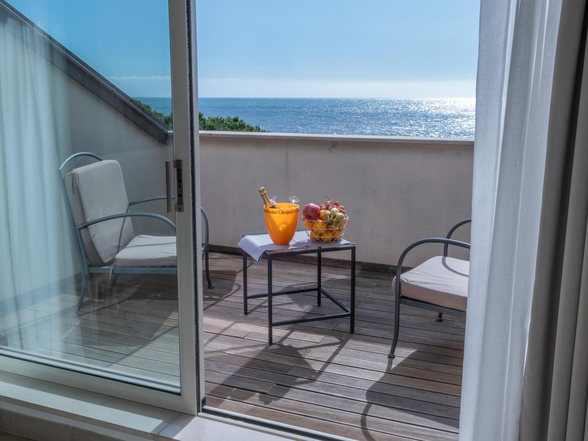 Hotel San Pietro Palace Finale Ligure Bagian luar foto
